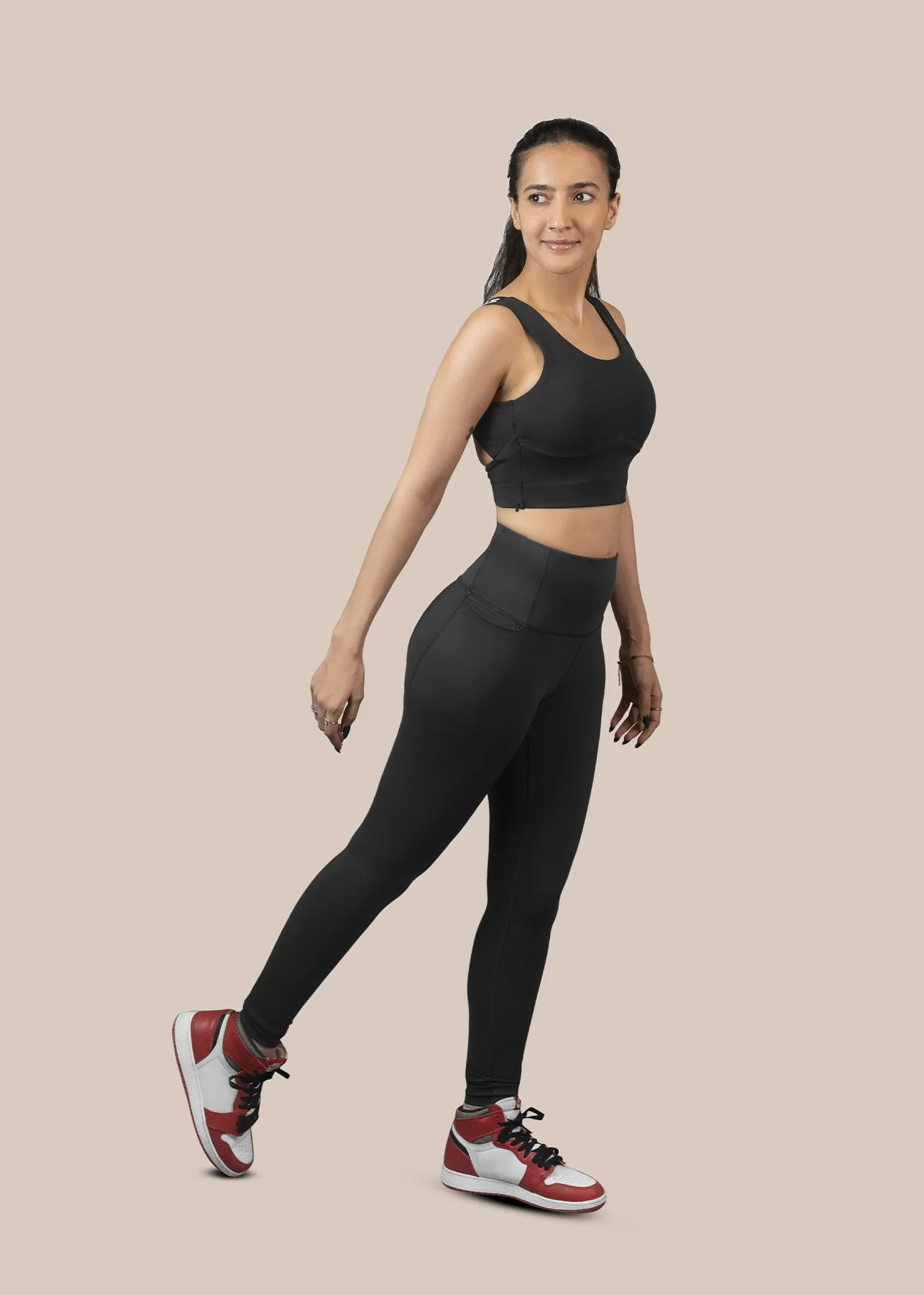 High Impact full coverage sports bra - Black - Image 2